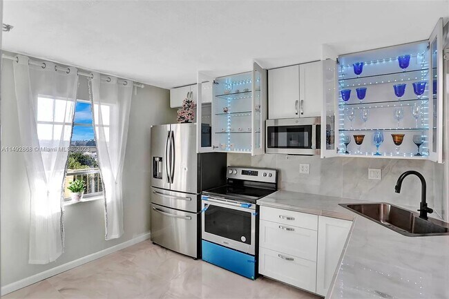 7001 Environ Blvd, Unit 703 in Lauderhill, FL - Foto de edificio - Building Photo