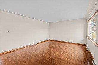 5525 Sunnyside Dr in Toledo, OH - Foto de edificio - Building Photo