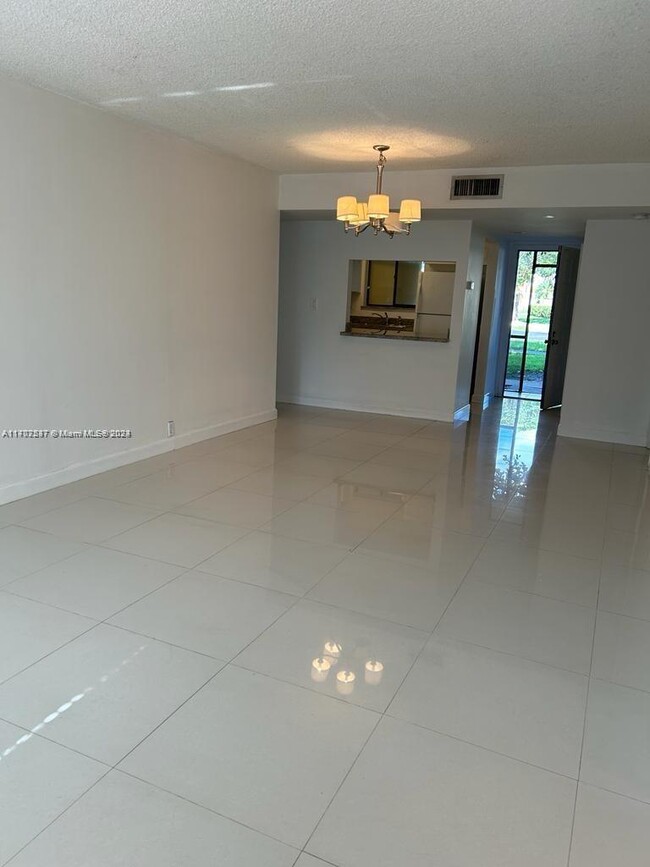 183 Lakeview Dr, Unit 102 in Weston, FL - Building Photo - Building Photo