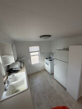 2235 Center Ave, Unit Apartment 3 in Janesville, WI - Building Photo - Building Photo