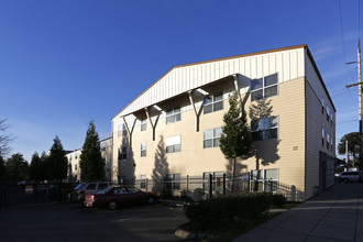 McCuller Crossing Apartments in Portland, OR - Building Photo - Building Photo