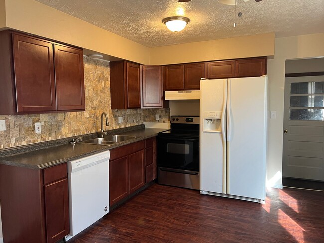 3679 Oakview Dr in Girard, OH - Building Photo - Building Photo