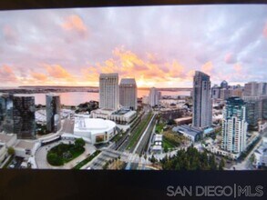 100 W Harbor Dr in San Diego, CA - Building Photo - Building Photo