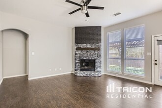 823 Fox Glen Cir in Lancaster, TX - Building Photo - Building Photo