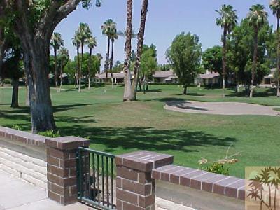 242 Serena Dr in Palm Desert, CA - Foto de edificio