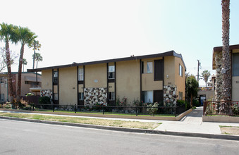 324 E Wakefield Ave in Anaheim, CA - Building Photo - Building Photo