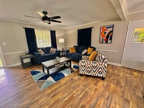 1101 Broad Creek Rd in New Bern, NC - Foto de edificio - Building Photo