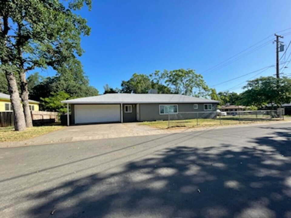 2148 Oxford Rd in Redding, CA - Foto de edificio