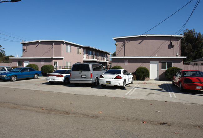 633-637 N Fourth St in Lompoc, CA - Foto de edificio - Building Photo