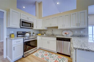 7004 Golf Pointe Cir in Tamarac, FL - Building Photo - Building Photo