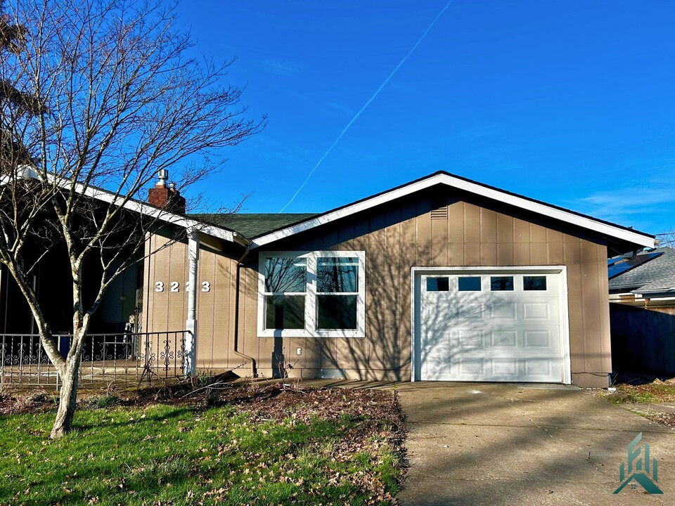 3223 Franklin Ave SE in Albany, OR - Building Photo