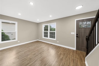 990 Whitehall Way in Crystal Lake, IL - Building Photo - Building Photo