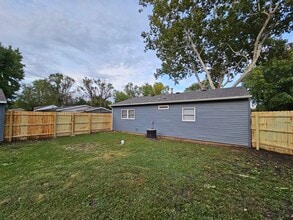 1833 Greentree Rd in Springfield, IL - Foto de edificio - Building Photo