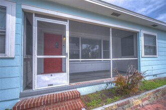 5737 Shore Blvd S in Gulfport, FL - Foto de edificio - Building Photo