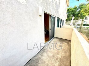 12251 Moorpark St in Los Angeles, CA - Foto de edificio - Building Photo