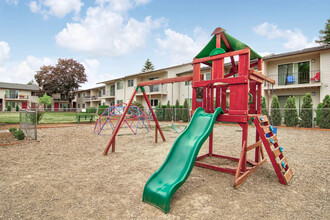 Covington Square Apartments in Aloha, OR - Foto de edificio - Building Photo