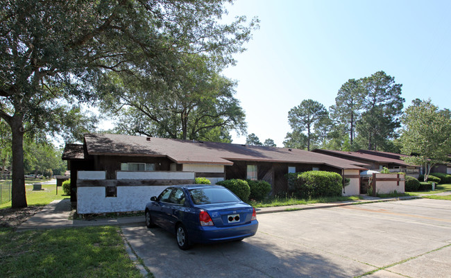 1710 Debby Ave in Pensacola, FL - Foto de edificio - Building Photo