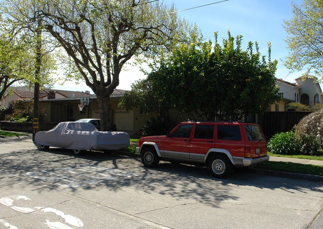 951-955 N Idaho St in San Mateo, CA - Building Photo - Building Photo