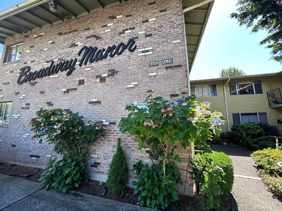 4620 NE Broadway in Portland, OR - Foto de edificio