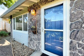 8 SE 136th Ave in Portland, OR - Building Photo - Building Photo