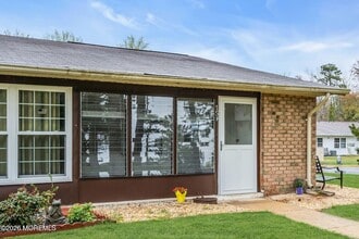 15 Yorkshire Ct in Manchester Township, NJ - Foto de edificio - Building Photo