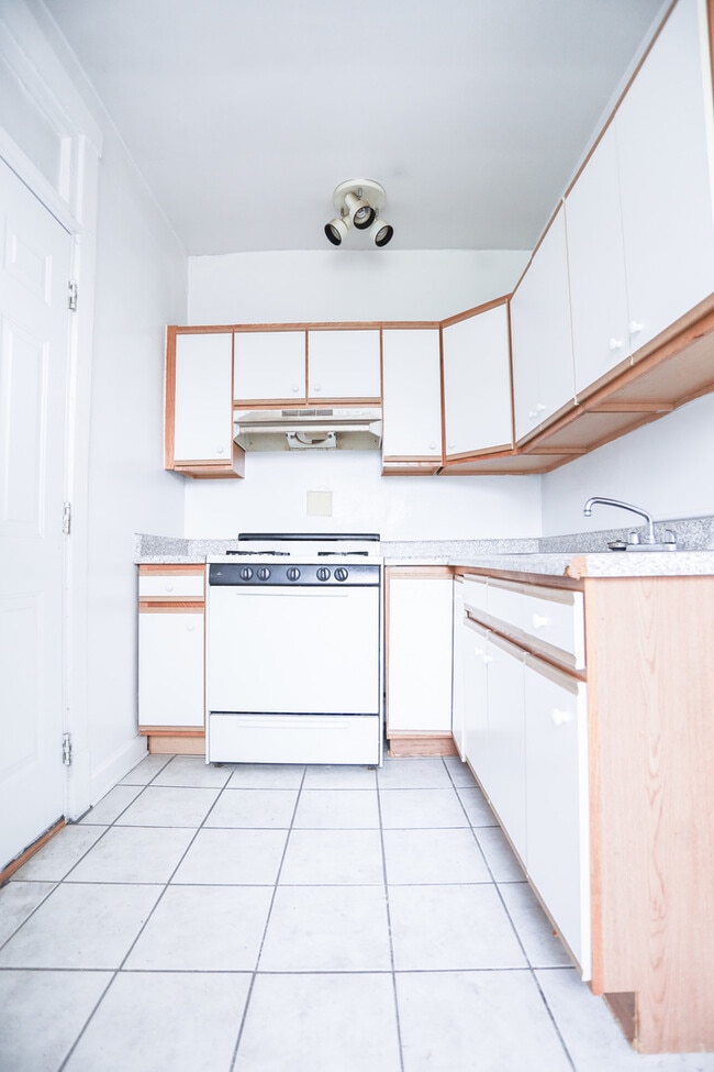 2465 W Gunnison St in Chicago, IL - Building Photo - Building Photo