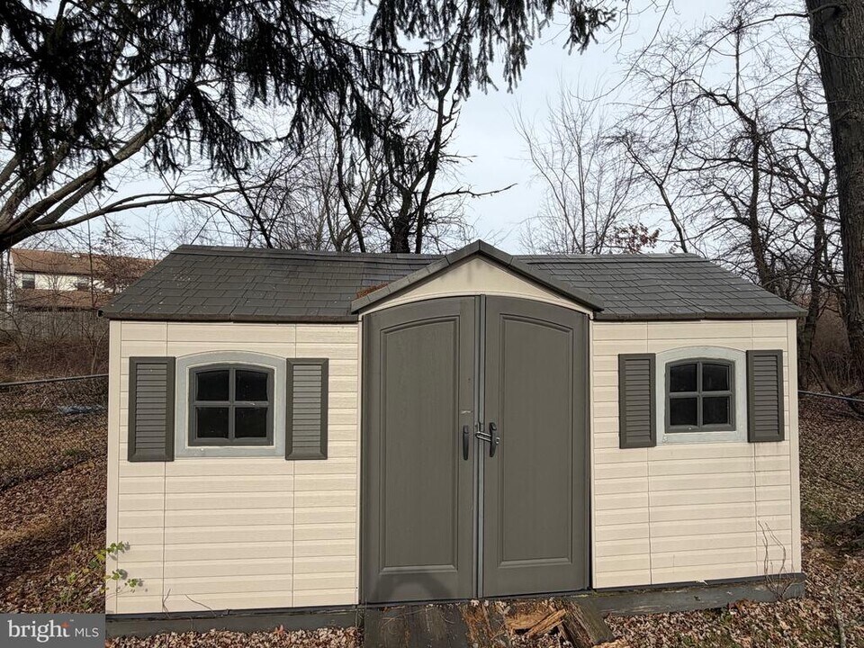 120 Redwood Dr in Quakertown, PA - Building Photo