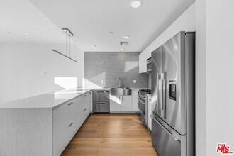 2000 Beachwood Dr in Los Angeles, CA - Building Photo - Building Photo