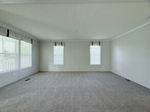 29909 Flushing Dr in New Baltimore, MI - Foto de edificio - Building Photo