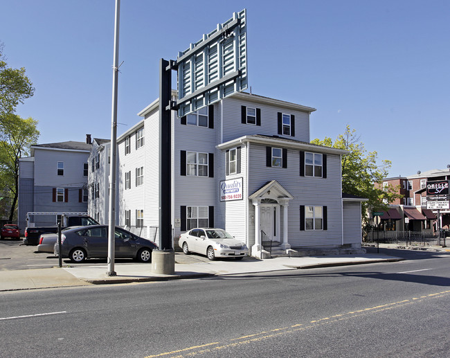 Quality Apartments in Worcester, MA - Foto de edificio - Building Photo