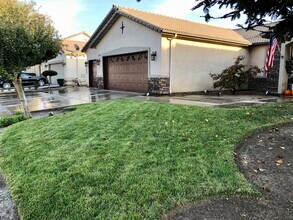 1121 Oak Ave in Fowler, CA - Building Photo - Building Photo