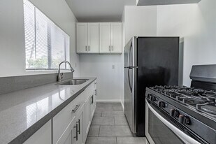 Loma Lake Apartments in Los Angeles, CA - Building Photo