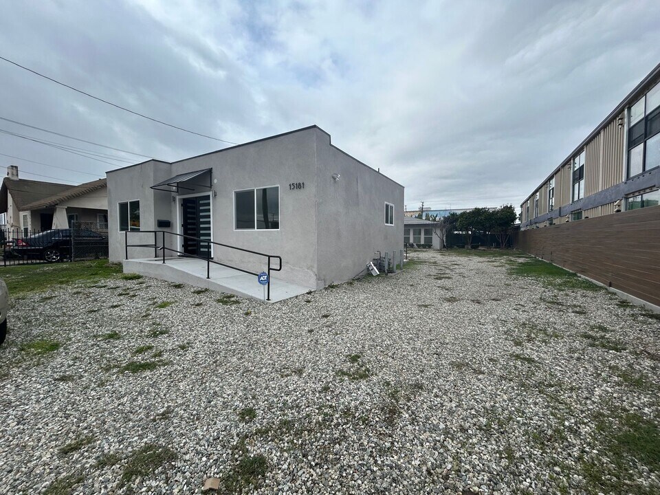 15181 Jackson St in Midway City, CA - Building Photo
