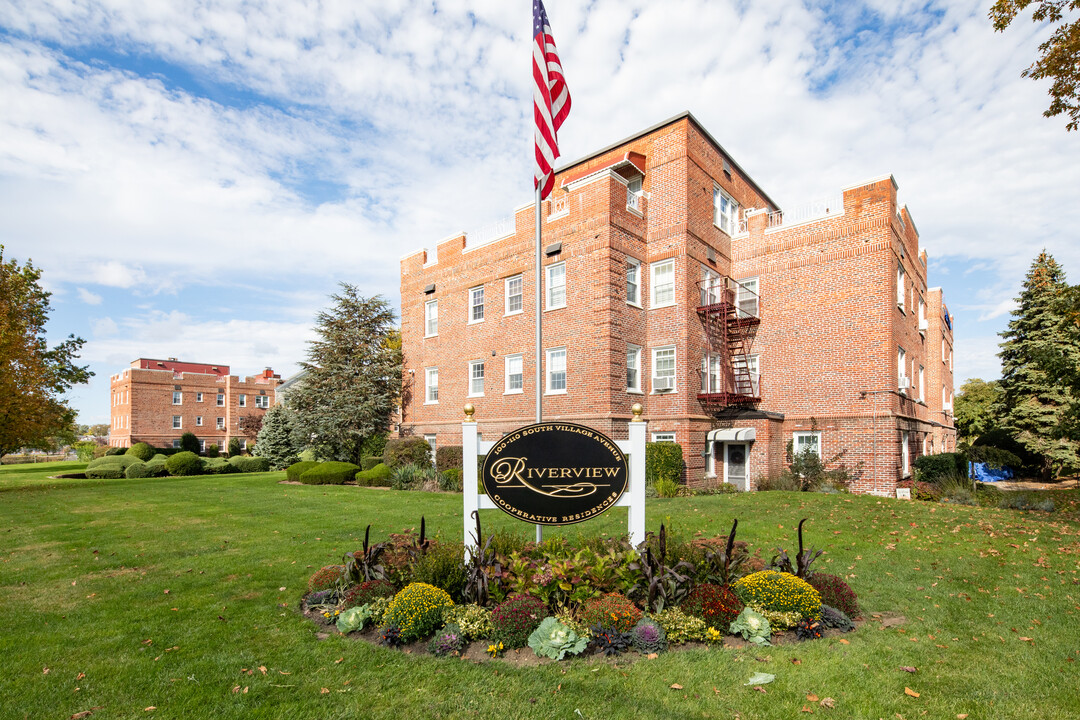 Riverview Cooperative Residences in Rockville Centre, NY - Building Photo