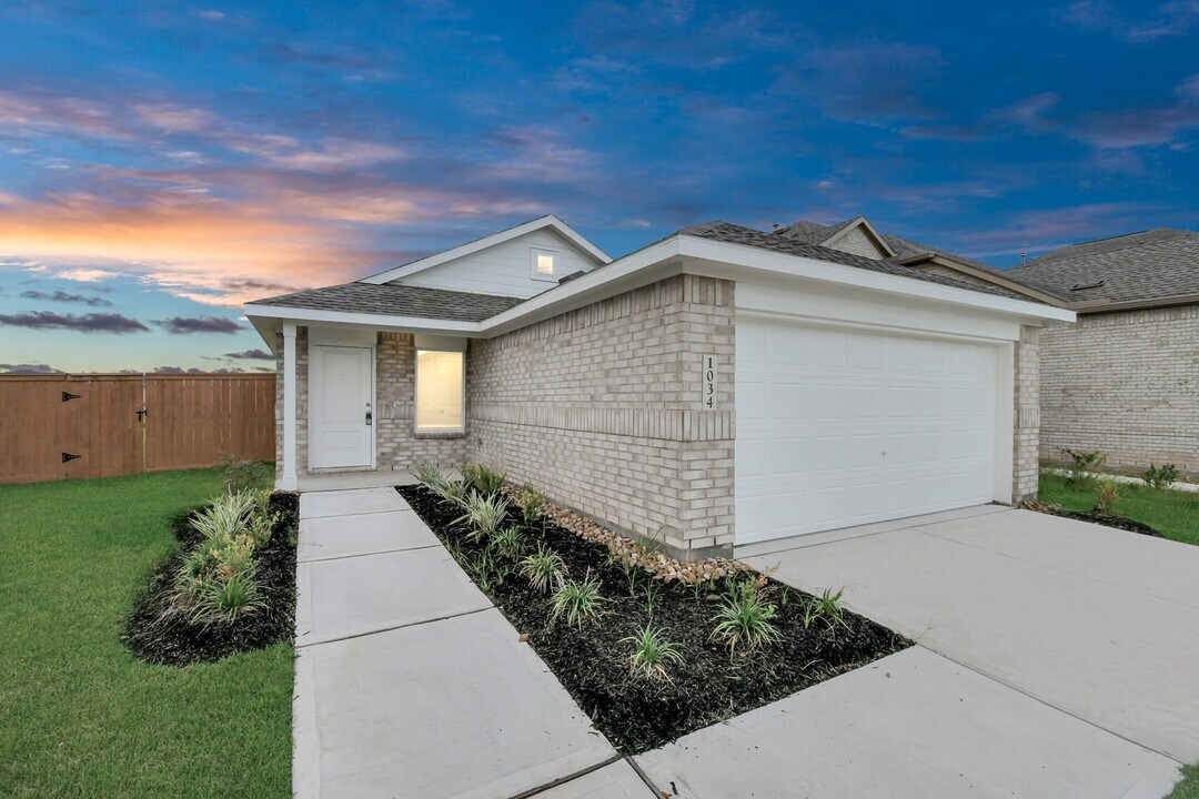 1034 Gentle Nook Dr in Beasley, TX - Building Photo