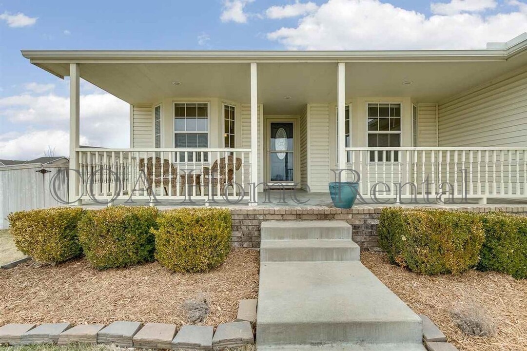 822 Whitetail Ct in Wichita, KS - Building Photo