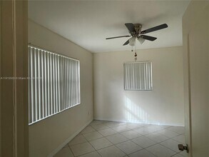 5805 Moseley St in Hollywood, FL - Building Photo - Building Photo