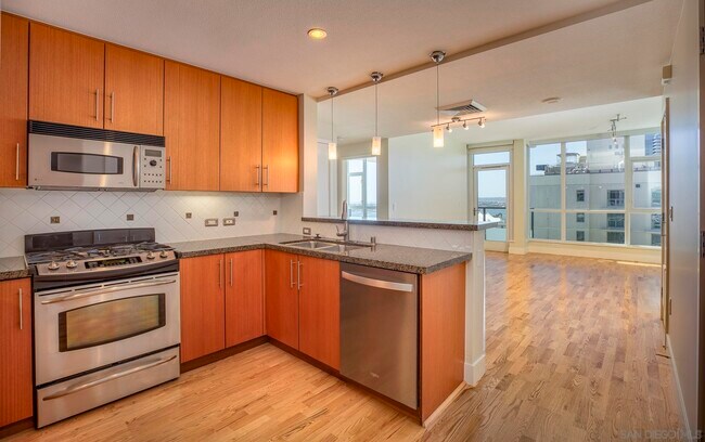 325 7th Ave, Unit 1706 in San Diego, CA - Building Photo - Building Photo