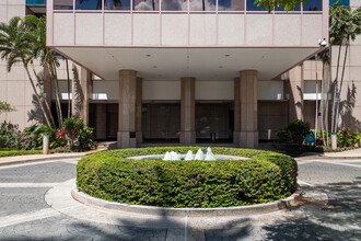 Waikiki Landmark Apartments in Honolulu, HI - Building Photo - Building Photo