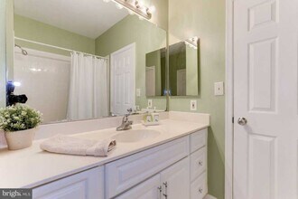 12903 Alton Sq, Unit 201 in Herndon, VA - Building Photo - Building Photo