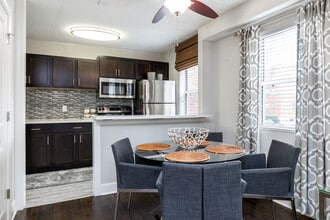 Infinity at Plaza West in Kansas City, MO - Foto de edificio - Interior Photo