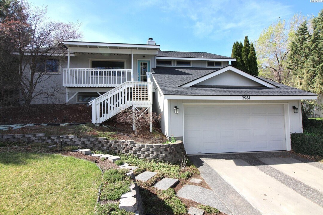 3961 Ironton Dr in West Richland, WA - Building Photo