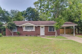 2610 Demaret Dr in Gulfport, MS - Building Photo