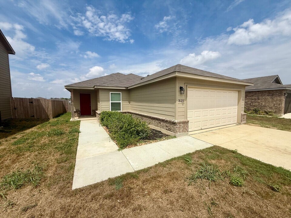 7623 Stud Dr in Elmendorf, TX - Building Photo