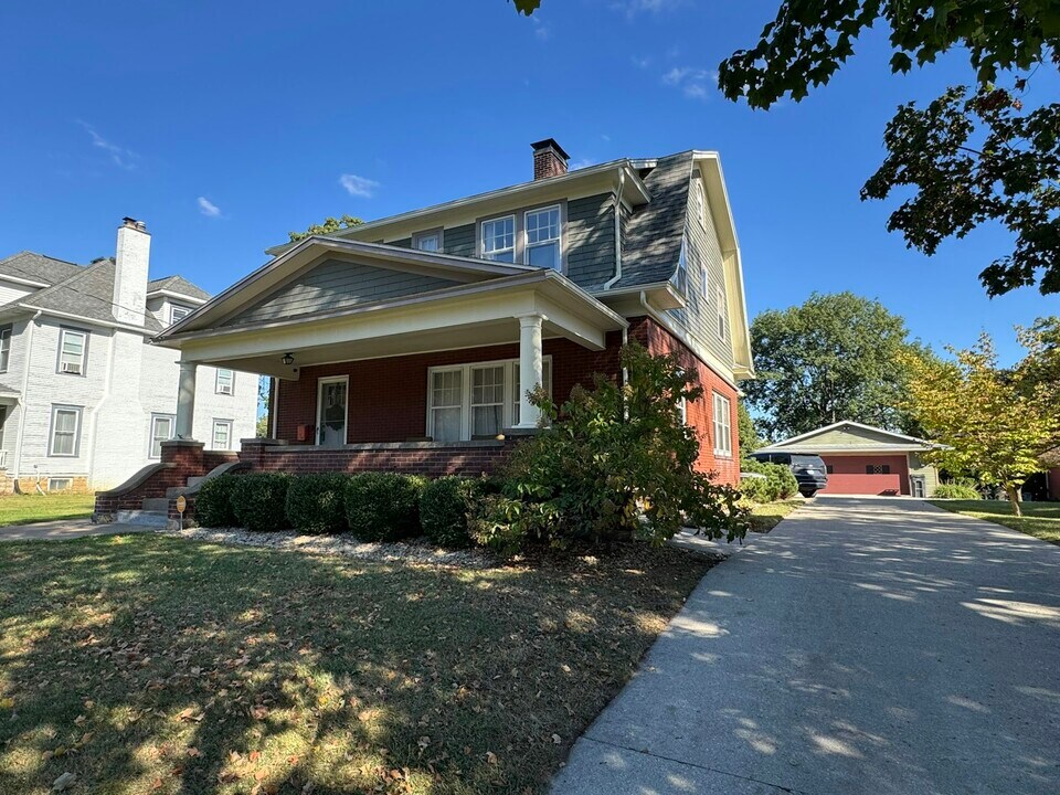 808 Castalia St in Bellevue, OH - Building Photo