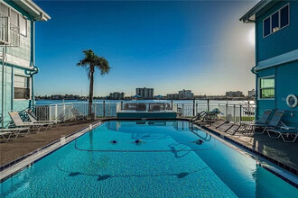 483 E Shore Dr in Clearwater, FL - Foto de edificio - Building Photo