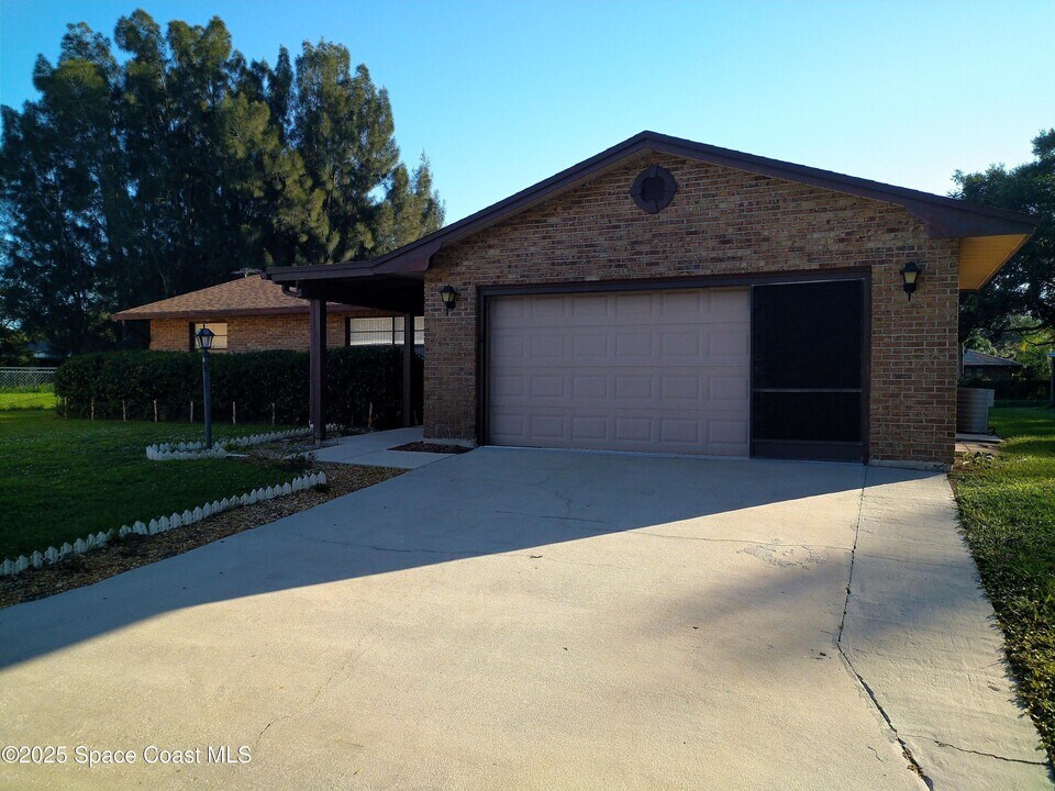 765 John Carroll Ln in Melbourne, FL - Foto de edificio