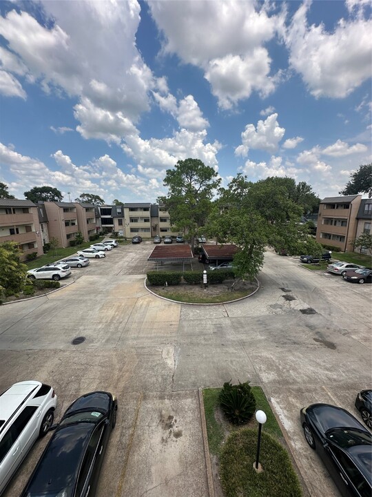 8421 Hearth Dr in Houston, TX - Building Photo