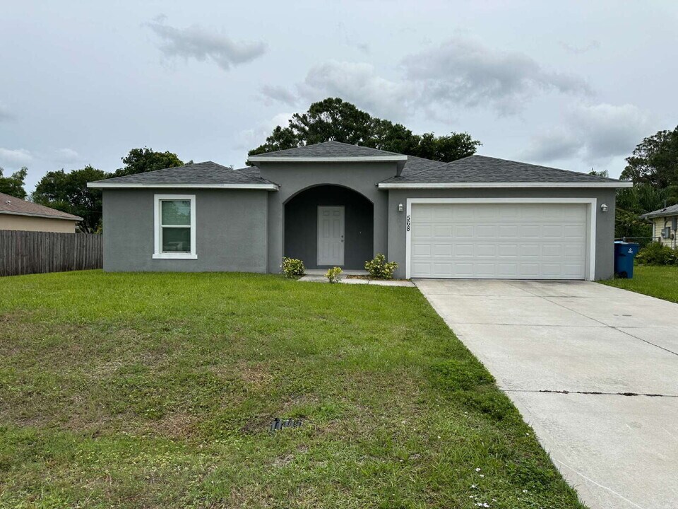 568 Americana Blvd NW in Palm Bay, FL - Building Photo