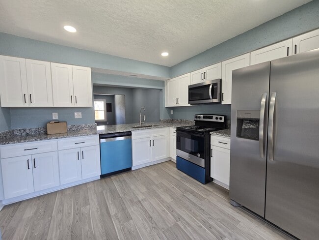 689 Biltmore Dr in Virginia Beach, VA - Building Photo - Building Photo